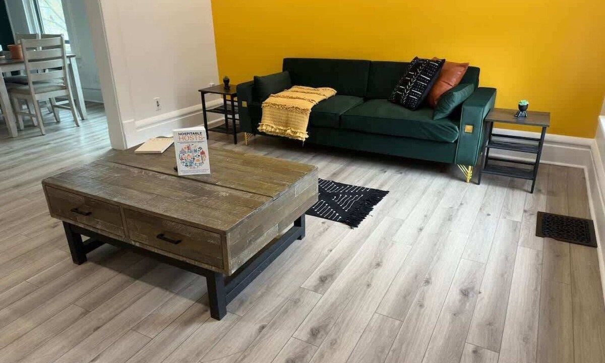 Victorian Village House | Short North - King Bed - Parking Free - Convention