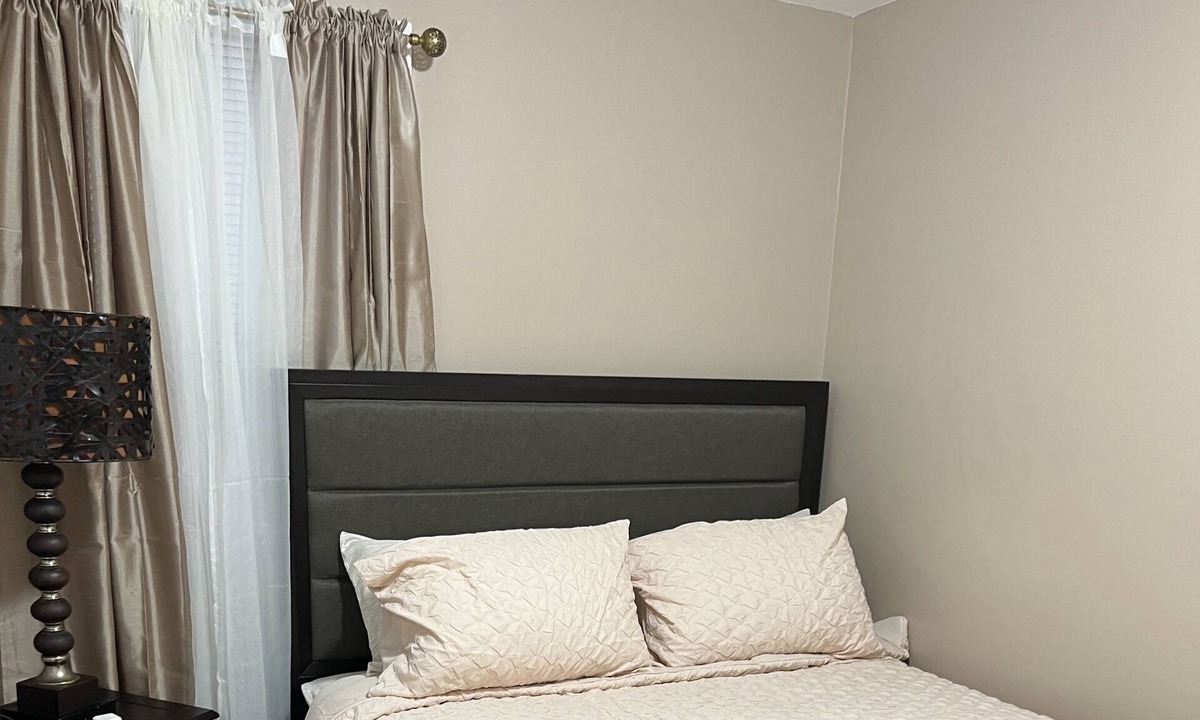 Hillside House | Small room in Hillside,NJ, Businessmen, airline employees, Traveling Nurses