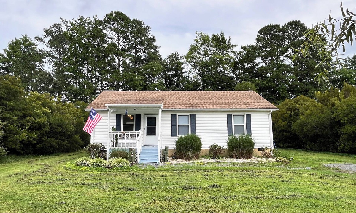 Mathews House | Small Town Getaway - close to in-town Mathews with a casual, rural life