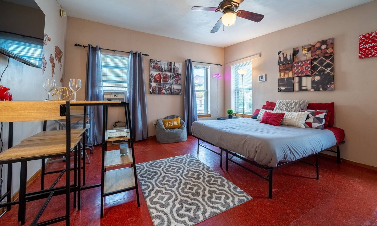 Spring Garden Apartment | SNUG studio nestled in the heart of center city!