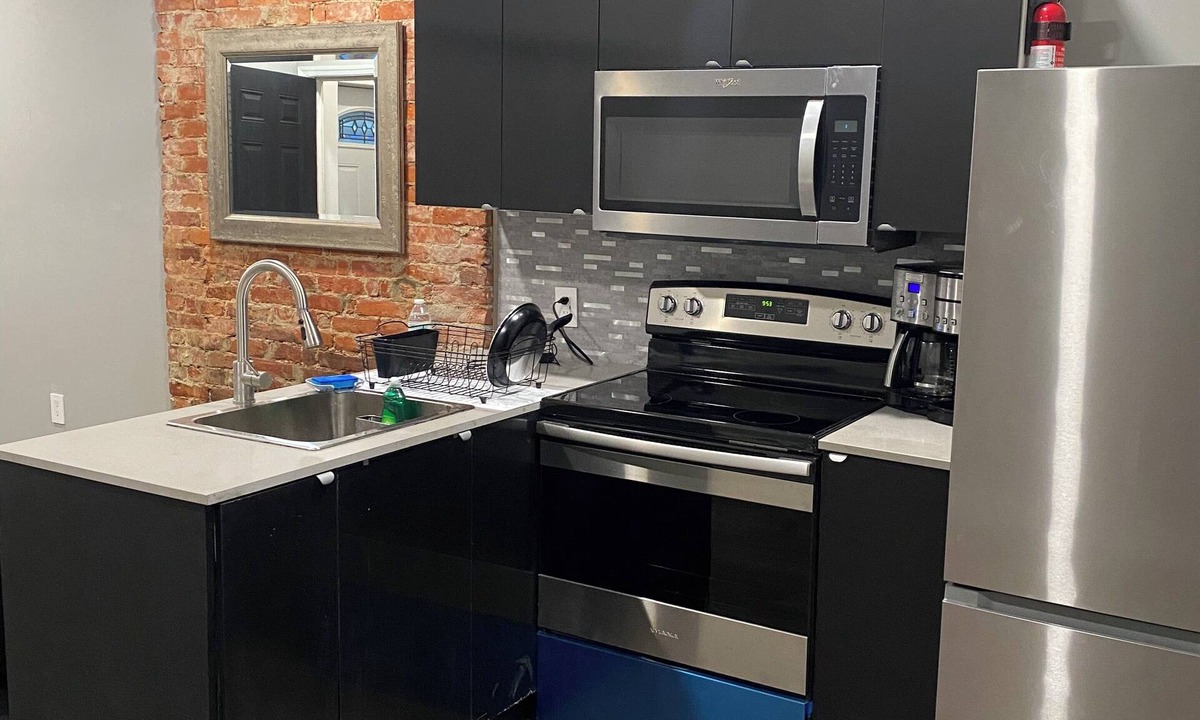 East Parkside Apartment | Spacious 1 bedroom near Phila Zoo/Fairmount Park. Rear Deck, Wifi, Coffee Maker