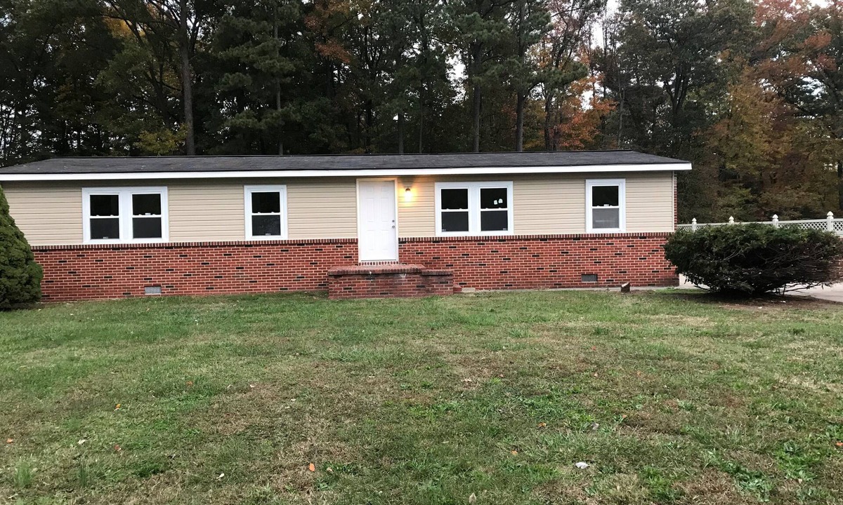 Grasonville House | Spacious 2 bedroom duplex located conveniently near Route 50 East and West.