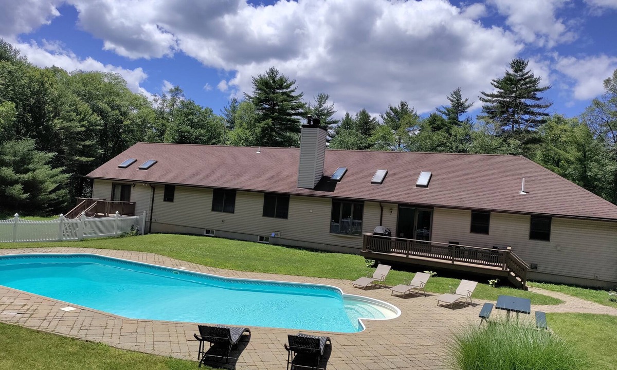 Glen Spey House | Spacious 4 bedroom house with a private pool in a quiet area