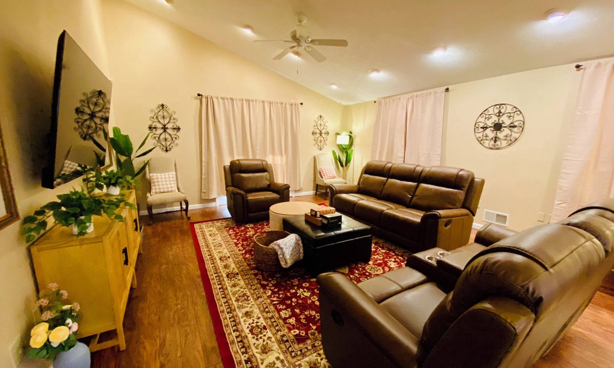 Ross Township House | Spacious 5-bedroom Wheelchair Accessible House in Pittsburgh