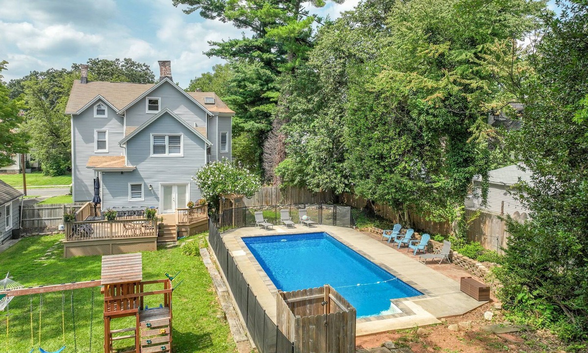 Roselle House | Spacious 6BR Retreat - Pool - Fire Pit - BBQ - 30 Min to NYC!
