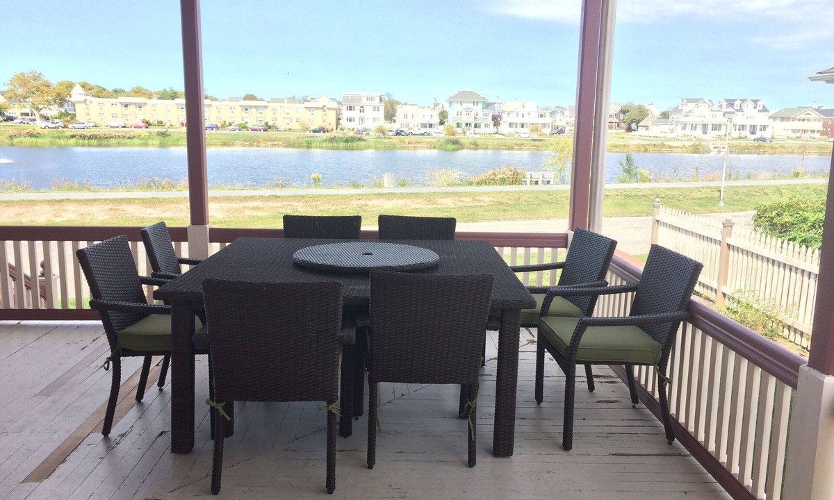 Wall House | Spacious beach house 1.5 blocks to the beach on Silver Lake with spectacular lak