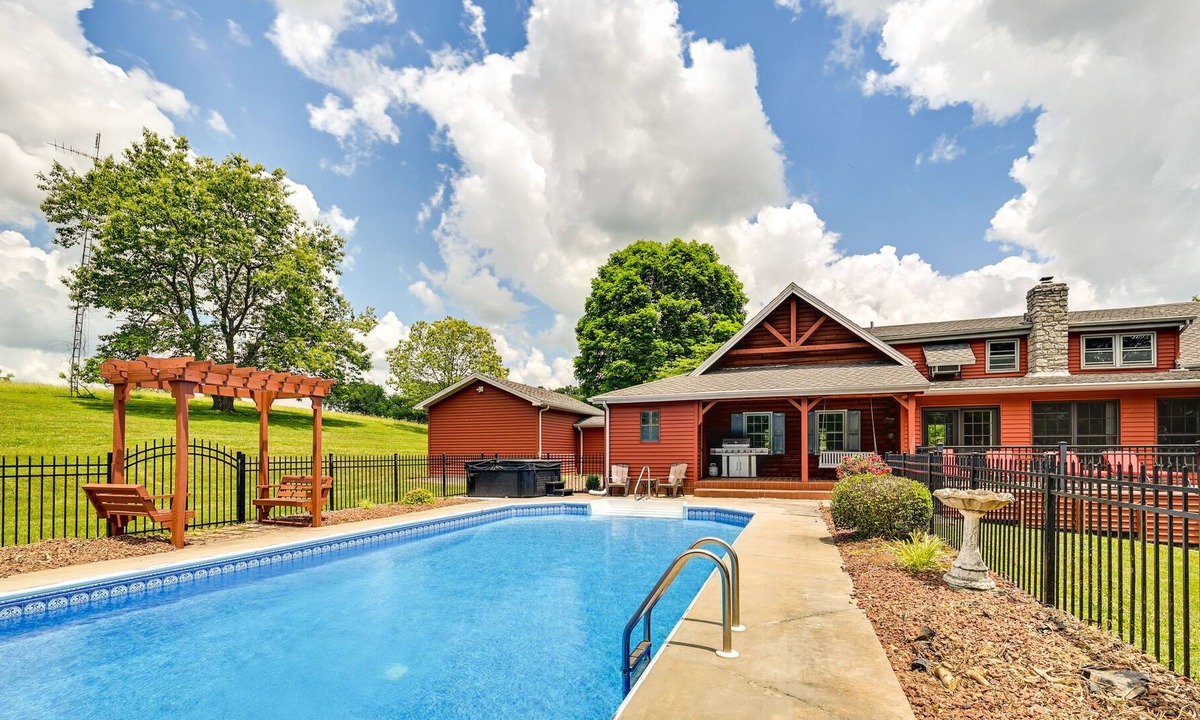 Campbellsville Cabin | Spacious Campbellsville Cabin w/ Pool & Hot Tub!