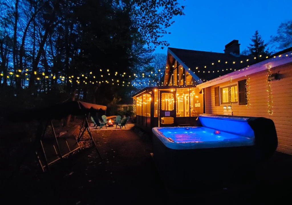 Tobyhanna Ski Chalet | Spacious Gateway, 15 min to Camelback Ski, Hot tub, Game room