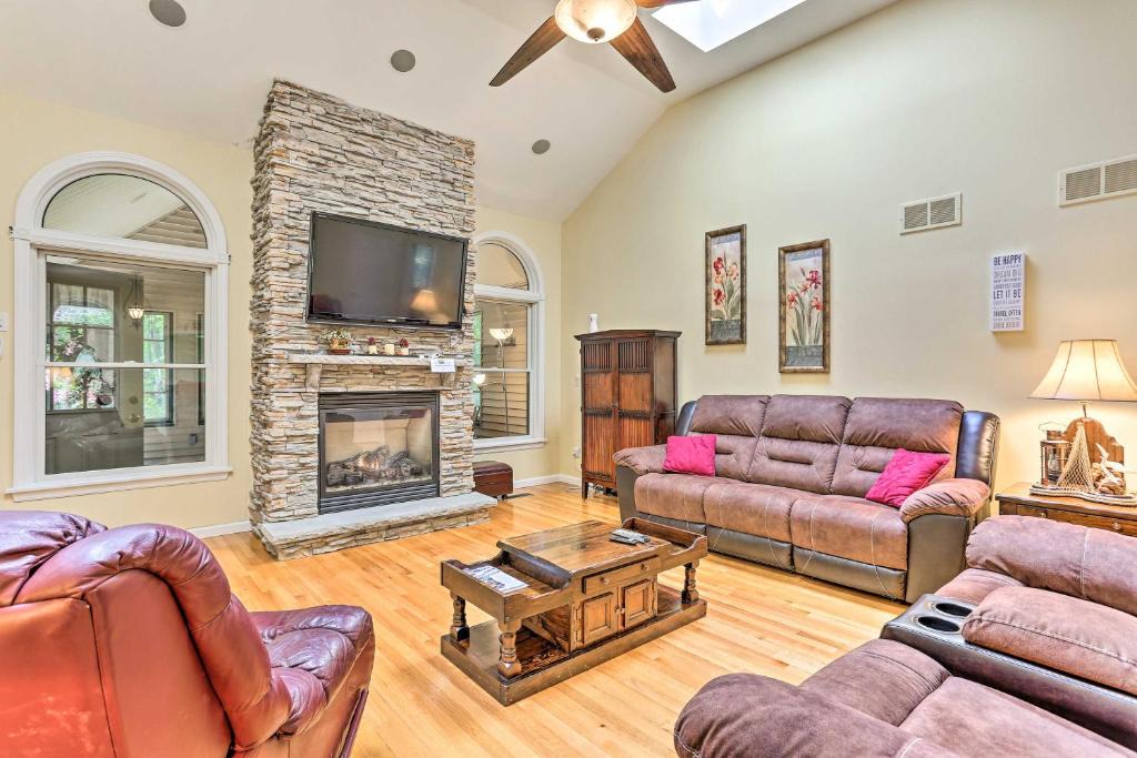 Lackawaxen House | Spacious Lackawaxen Home with Deck and Gas Grill!