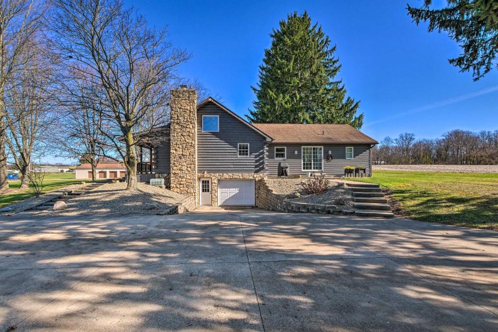 Massillon House | Spacious Massillon Log Cabin with Fire Pit!
