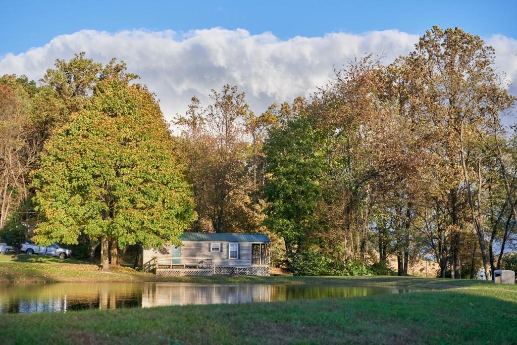 New Holland Resort | Spring Gulch Lakefront Park Model 5