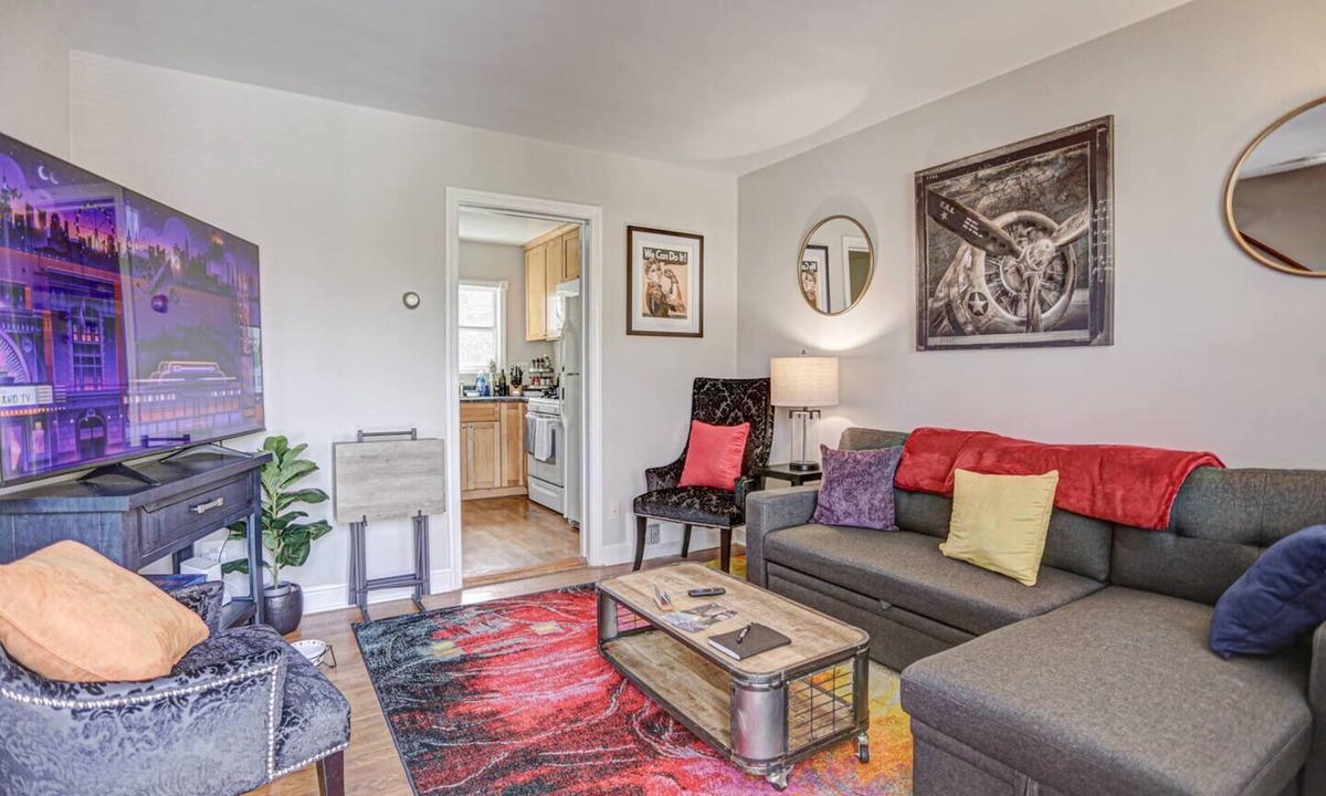 Old Town West House | Steps from Metro, Shops & Restaurants | Free parking | Full kitchen Washer/dryer
