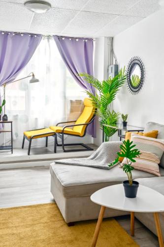Chinatown Apartment | Stylish 2BR Apartment-walk to China Town