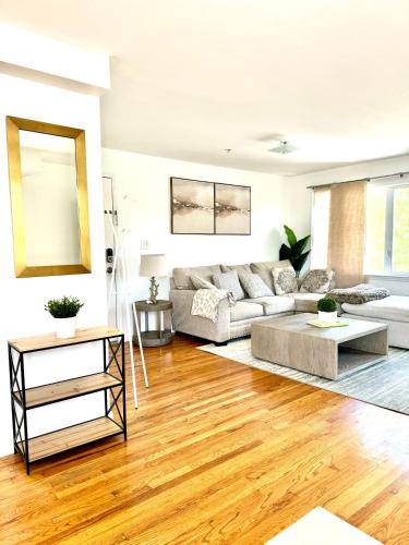 Newark Apartment | Stylish Evergreen Apartment By Newark Airport