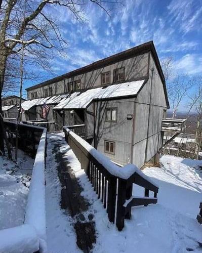 Village at Camelback Villa | Stylish Townhouse Steps to Ski Mtn & Waterpark