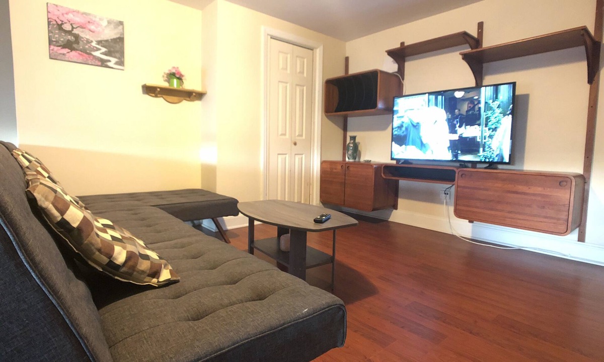 Mount Vernon Apartment | Sunny Apt Near Hopkins Shuttle, UMMC & Peabody Conservatory JHU - 4 min Walk