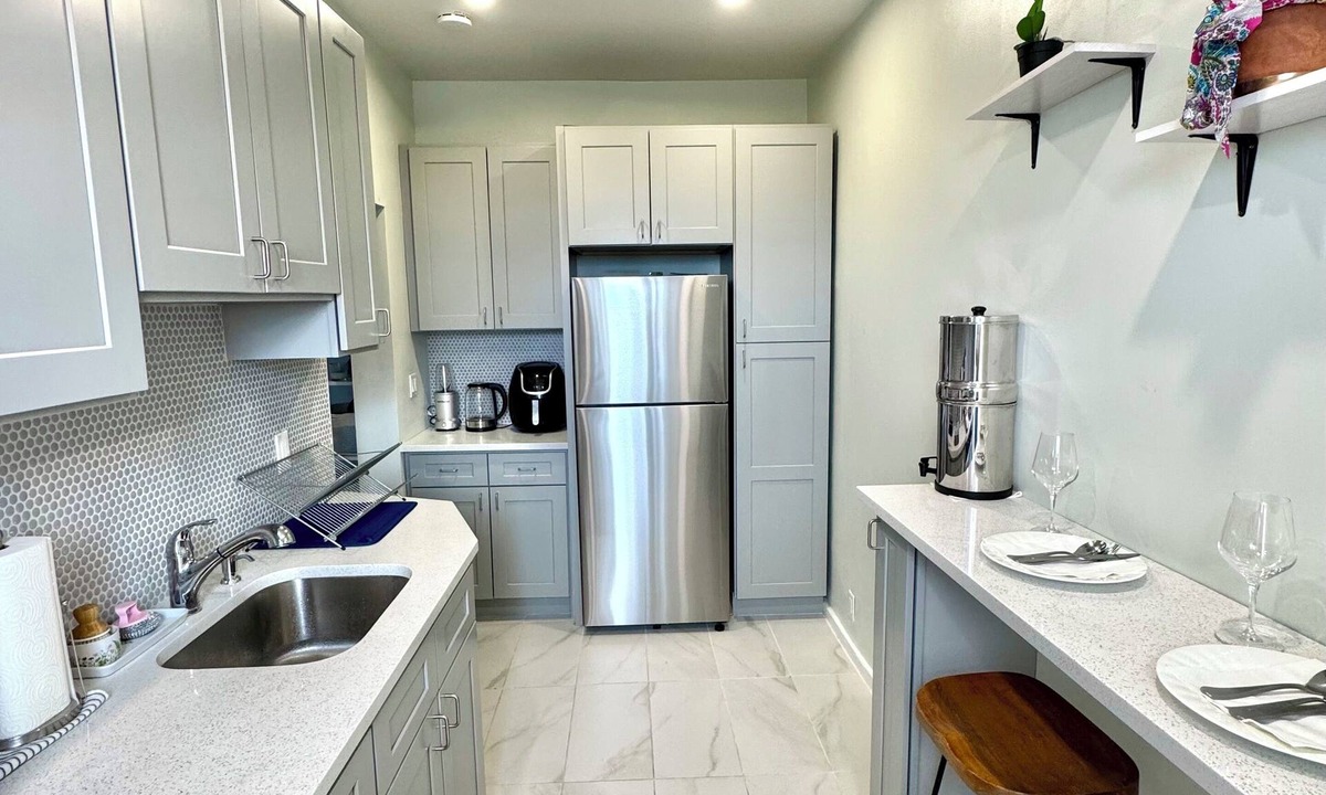 West Side Condo | Sunny Jersey City 1BR – Extended Stays, King Bed & Park View, 25min to NYC & EWR