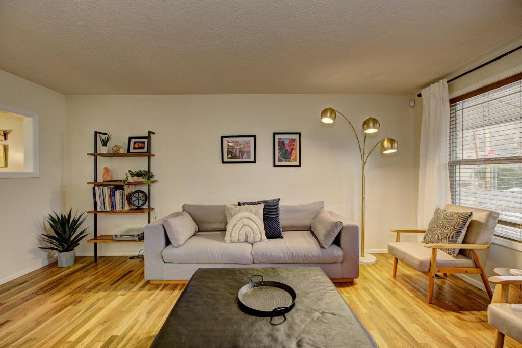 Sunset House | Sunset Home perfect for extended stays with fully fenced in yard, designated office, two living rooms, located across from Boise Foothills and close to Bogus Basin in Boise's North End