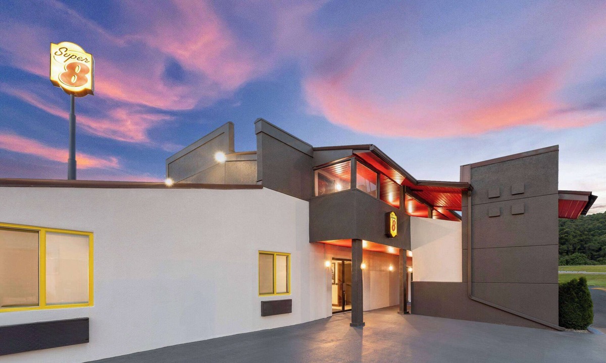 Bridgeport Hotel | Super 8 by Wyndham Bridgeport/Clarksburg Area
