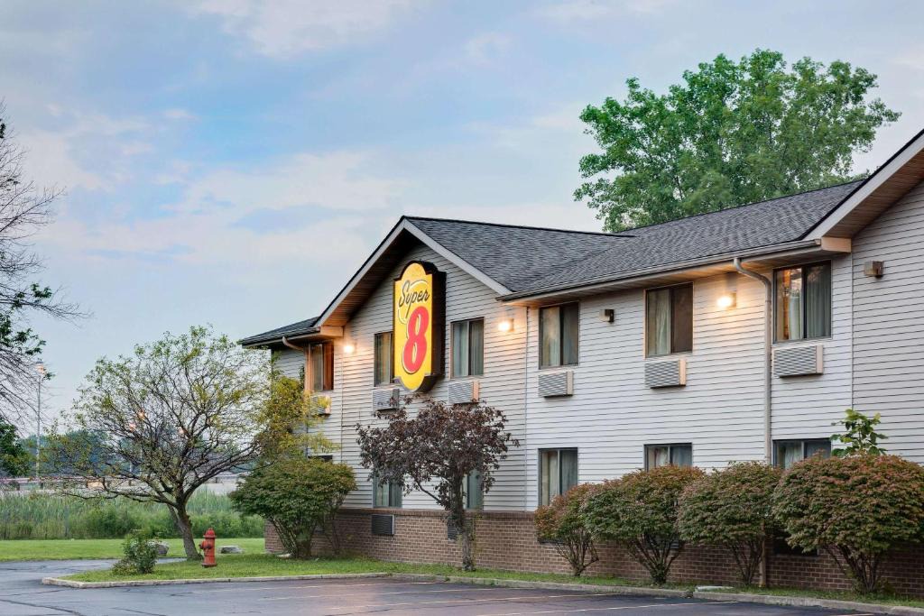Mentor Hotel | Super 8 by Wyndham Mentor/Cleveland Area