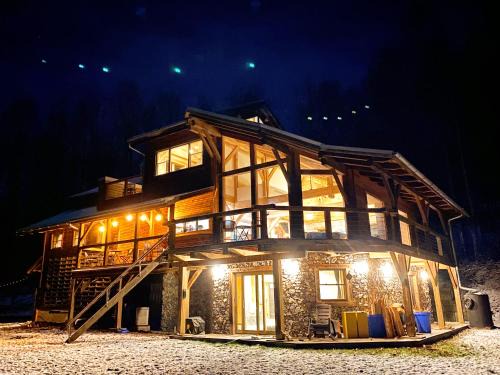 Summersville Hostel | The Arete Hostel and Suites