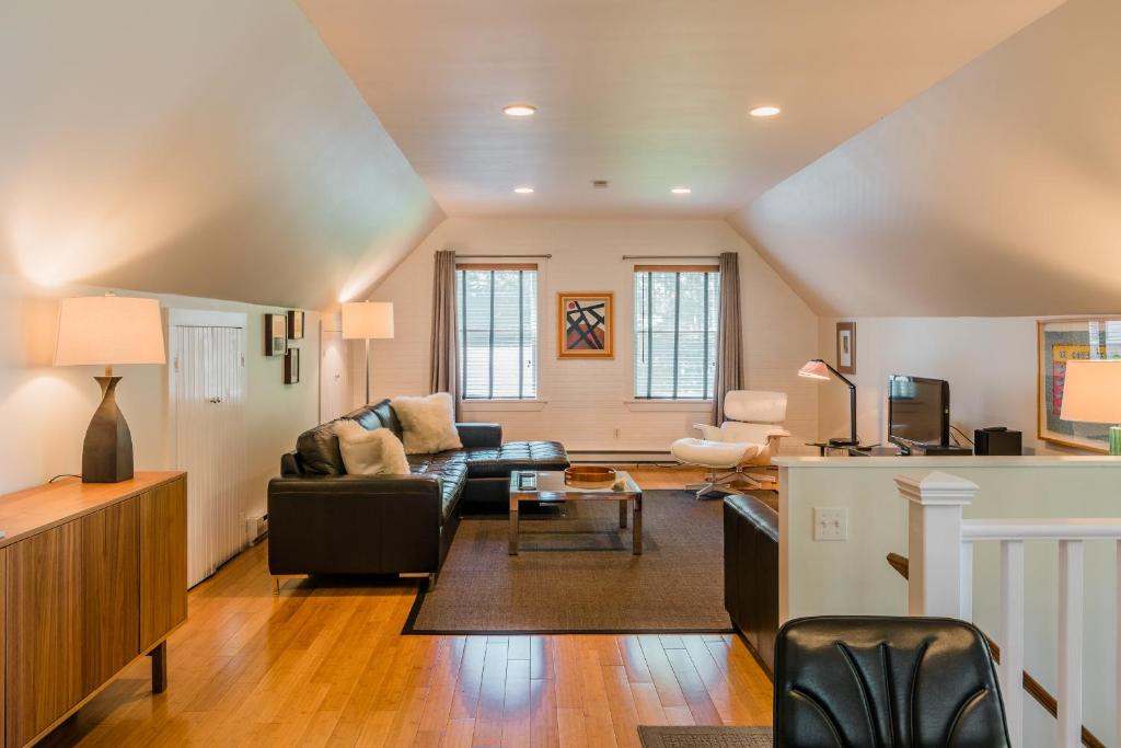 Lincoln Park Apartment | The Carriage House Loft