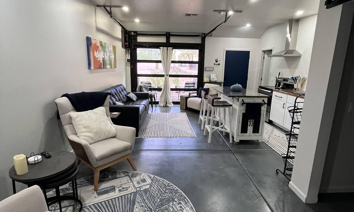 Apache Junction House | The Garage Apt. - a unique desert experience