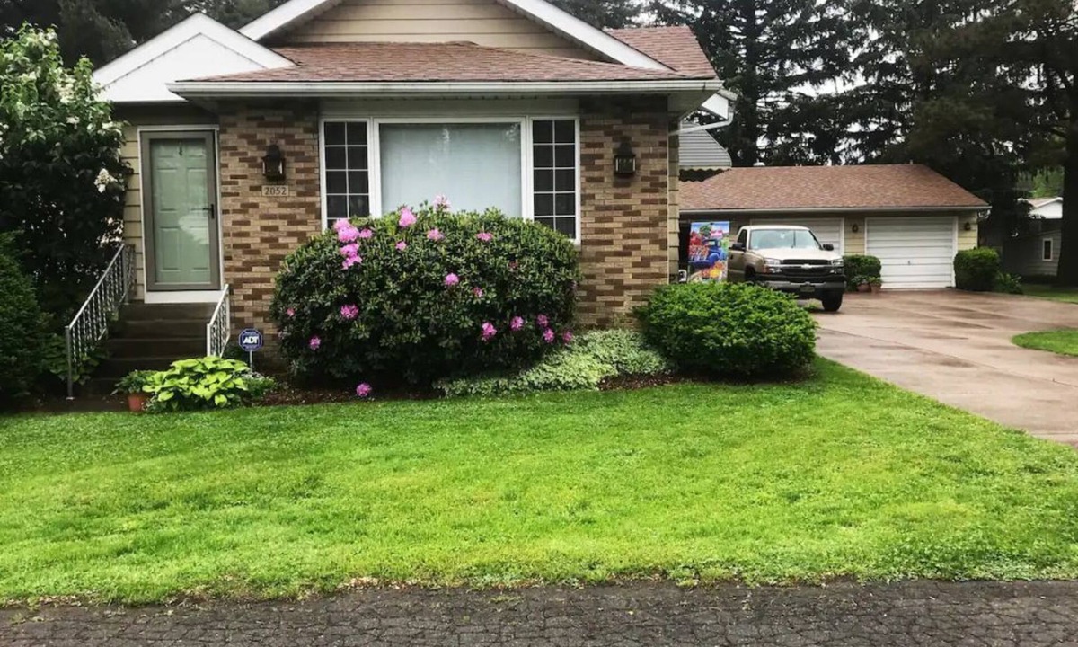 Erie House | The Gathering Place (rent the entire home)