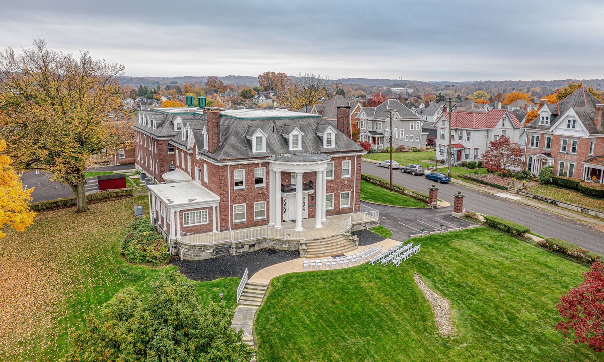 Greensburg Resort | THE GRANDEUR ESTATE