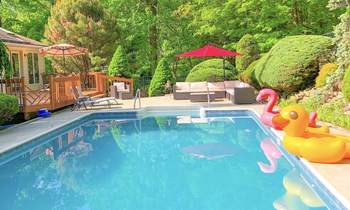 Pomona House | "THE HILLTOP"- 30 Mins NYC- 20 Mins West Point-1 Acre Private-Heated Pool