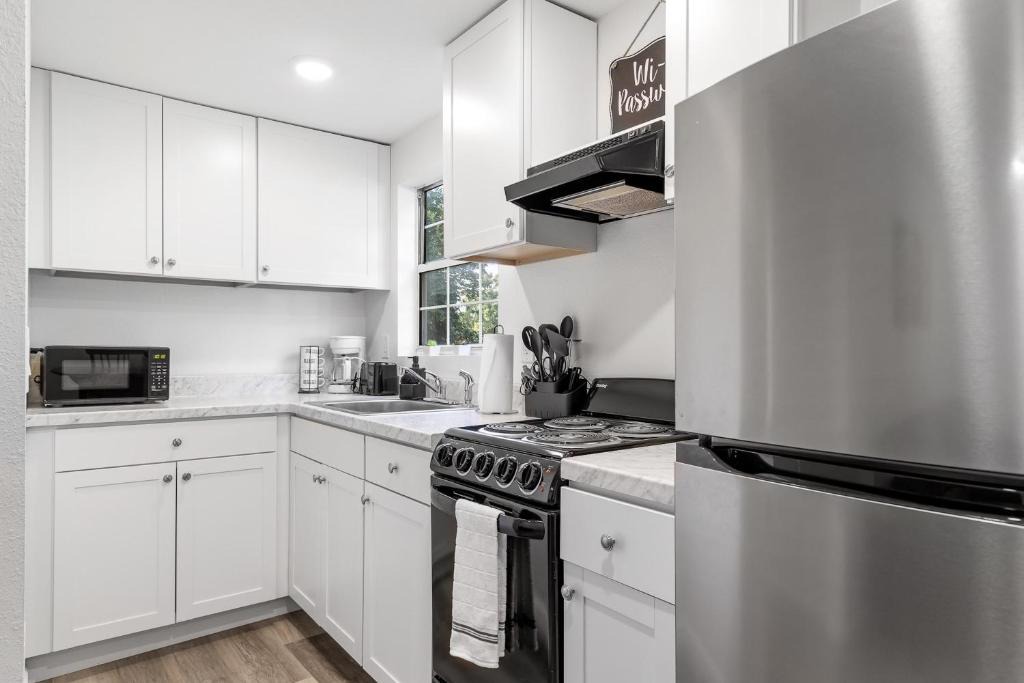 East Ridge Apartment | The Laurel Lounge - Apt 2