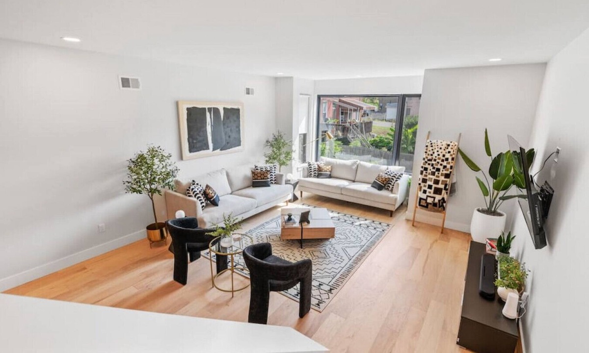 Central Northside House | The Warhol Room | Private Room on Arch Street