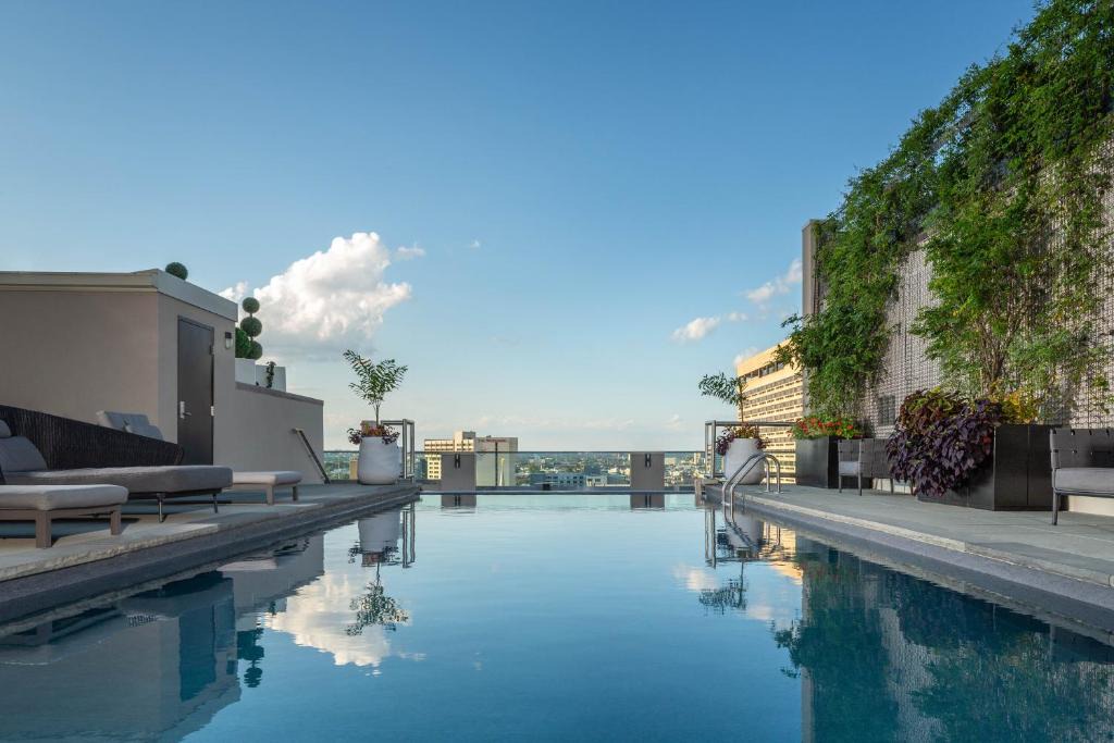 Logan Square Hotel | The Windsor Suites
