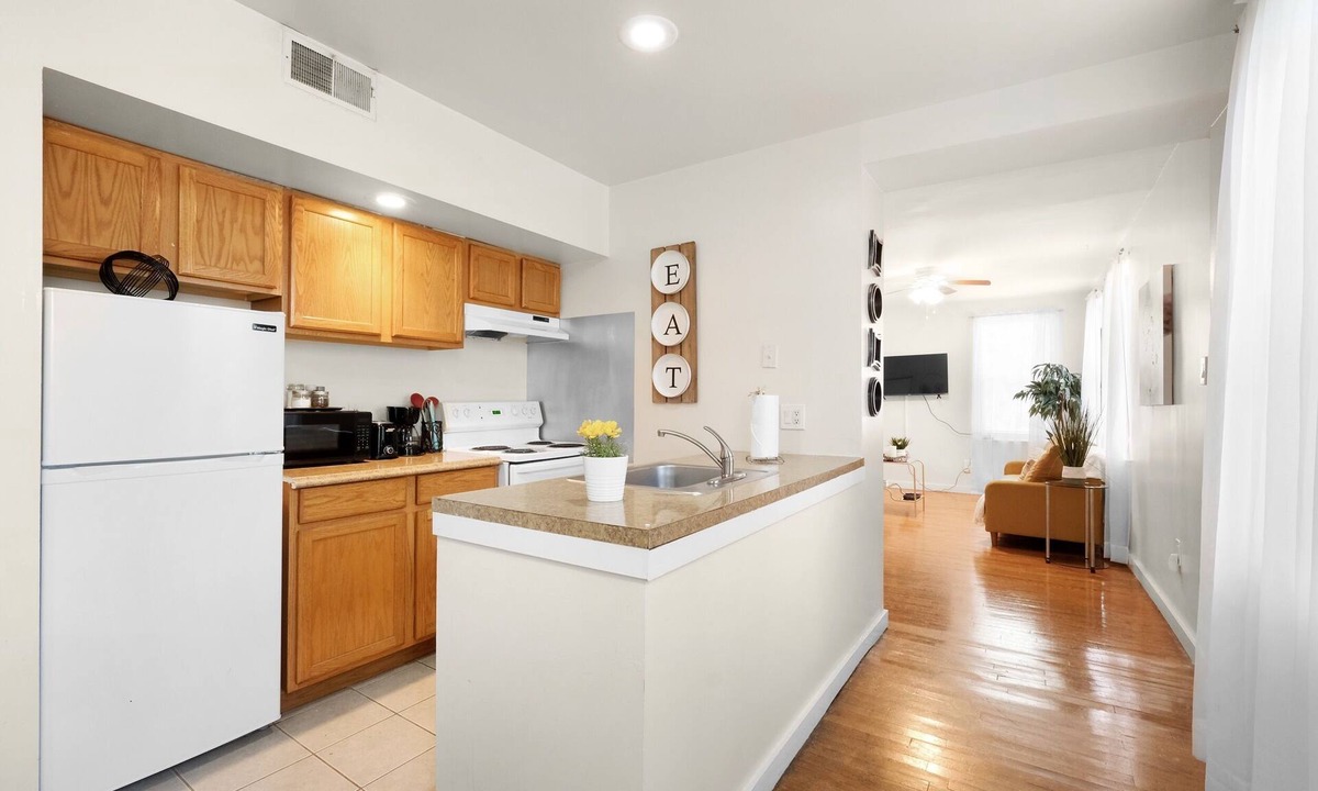 Graduate Hospital Apartment | This apartment is a 2 bedroom(s), 1 bathrooms, located in Philadelphia, PA.