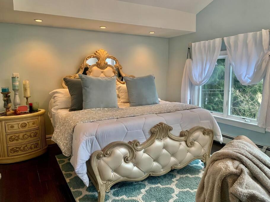 Ampere Apartment | Top Floor 3 Bedroom Private Apartment with Park Views, Roof Top Deck & Fire Place
