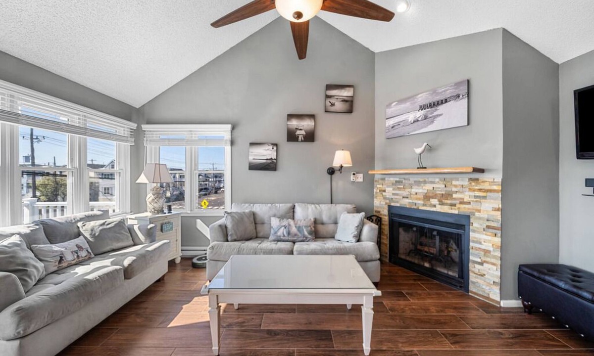 Gold Coast Condo | Top-Floor 3BR Ocean City w/Porch + Parking