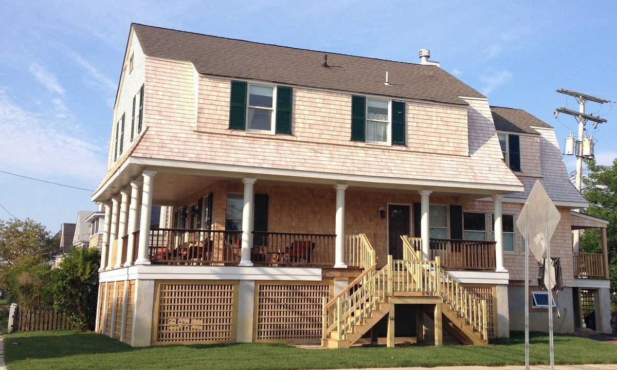Avon House | Two blocks from the beach, close to the downtown shops, a timeless “Bay Header”.