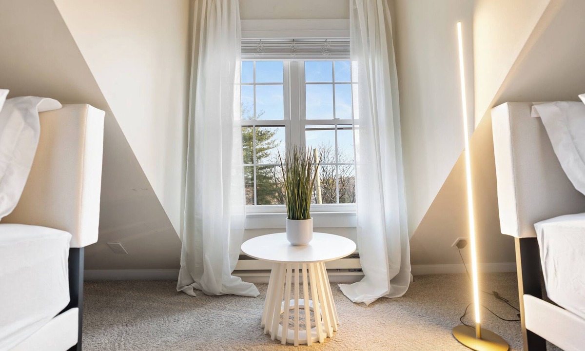 White Plains House | Ultra-Modern Luxe Sleek & Stunning Stay