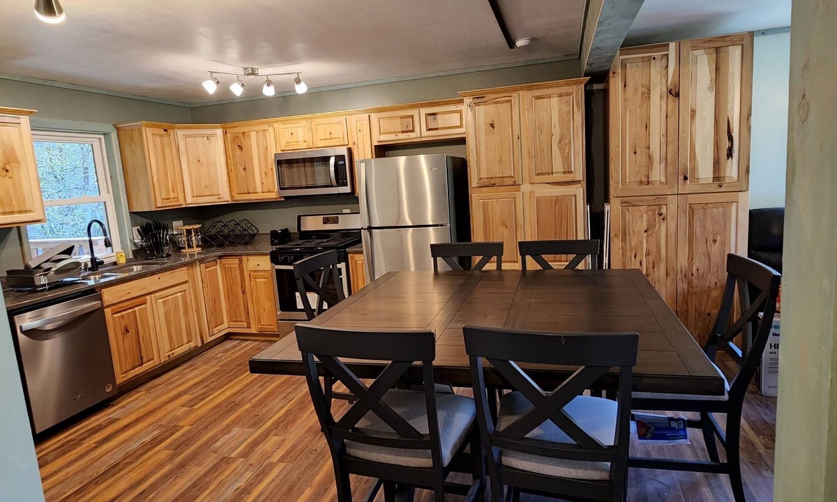 Helvetia Cabin | Unterwalden NEW HotTub Firepit SmartTVs Full Kitchen Mt Hideaway Trout Stream