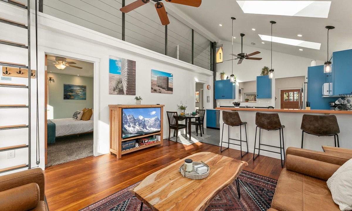 Martinez Park House | Vibrant Downtown Bungalow – Walk Everywhere!