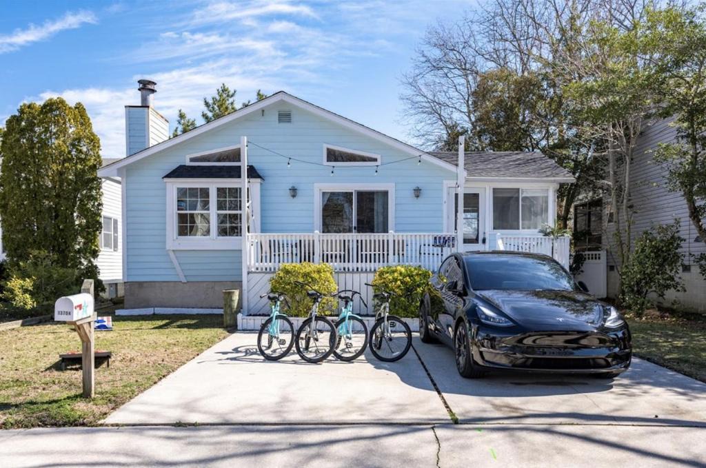 Caine Woods Villa | Walk to the Beach at the Blue House! EV Cgr, Pets!