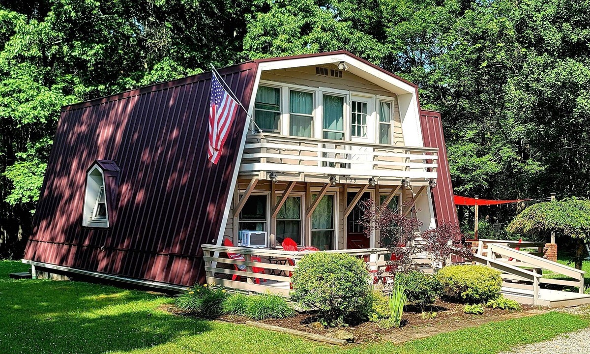 Chalk Hill Ski Chalet | Walking Distance to Klay Winery & Distillery with Hot Tub!