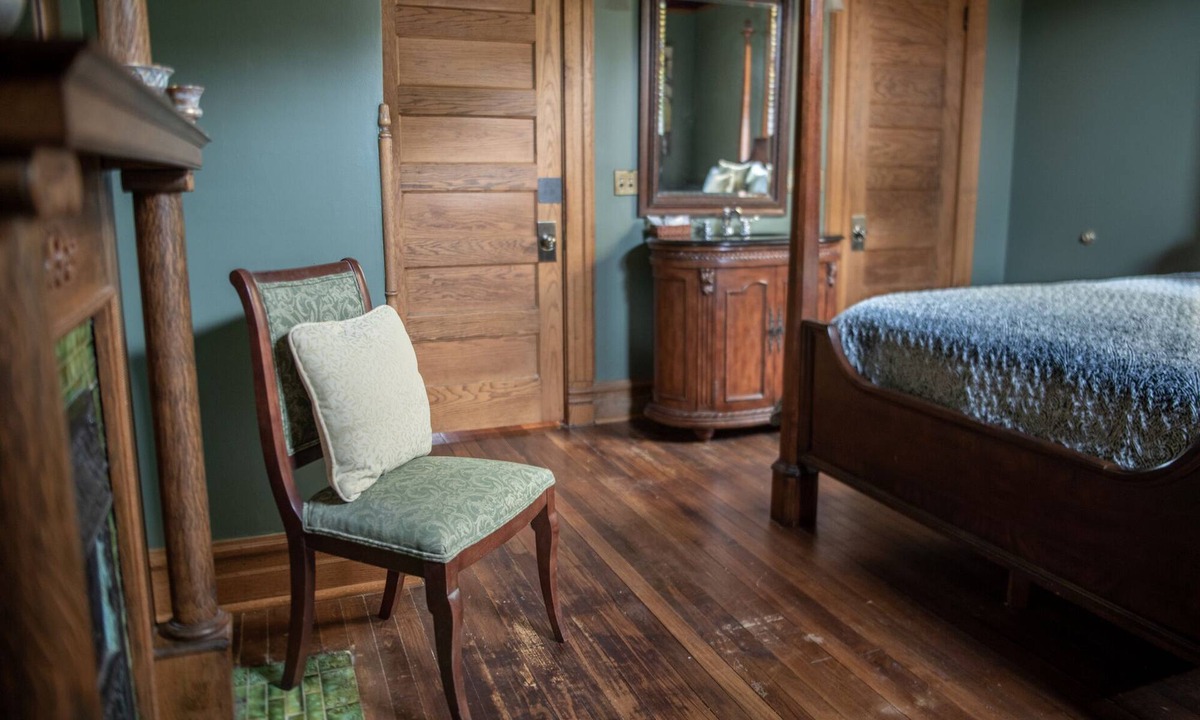 Sutton Bed & Breakfast | Welcome to the historic Elk River Hotel & Cafe! Located riverfront on the beautiful Elk River, and just 2 miles from I-79, you are moments away from all that the Sutton area has to offer. Guest in town to enjoy the gorgeous outdoor scenery and recrea