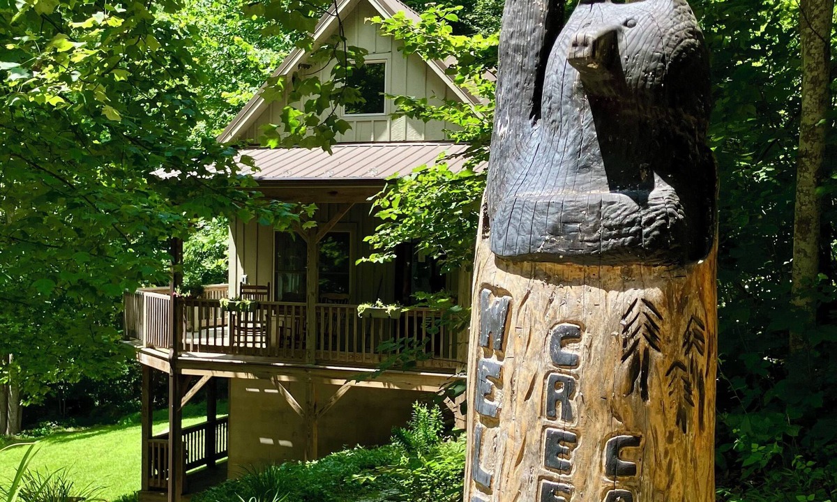 Vesuvius Cabin | Whimsical Creekside Cabin