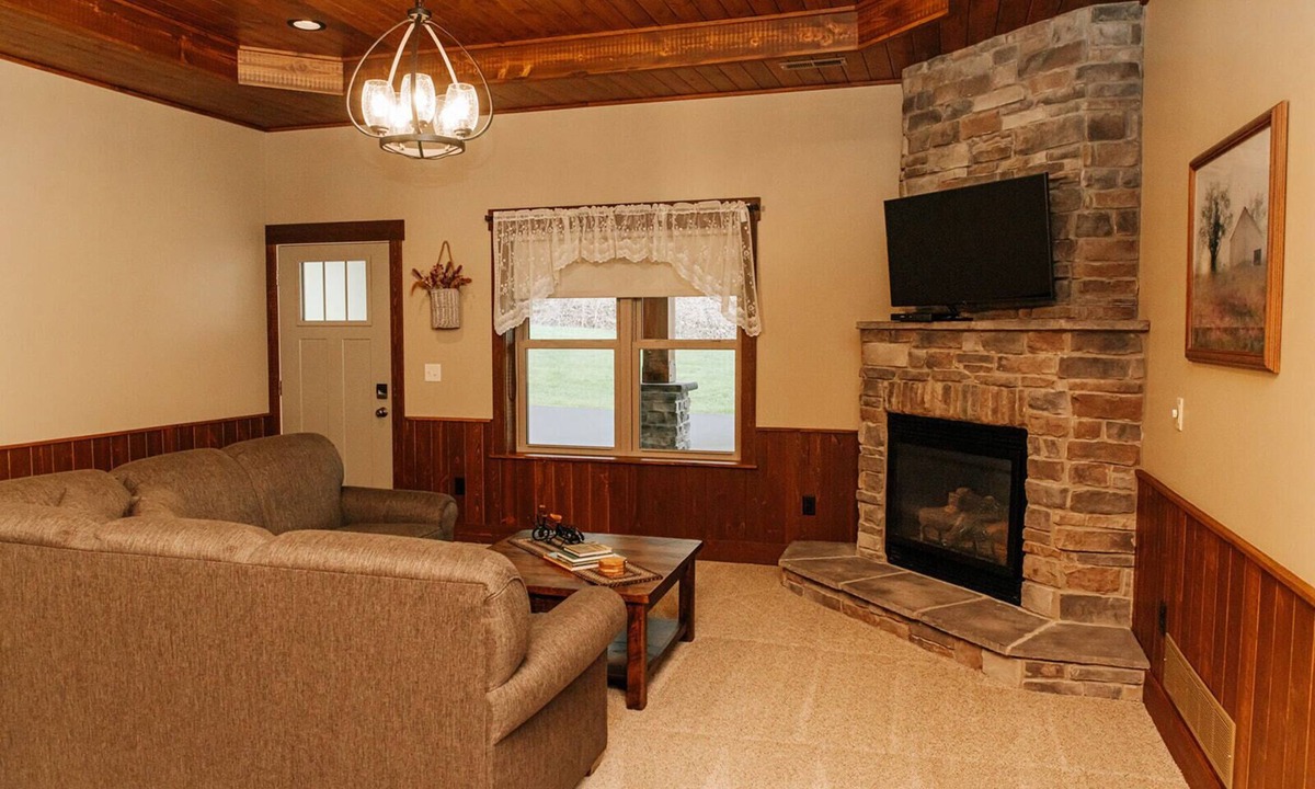 Dundee Cabin | Wildflower Paradise: Luxury Lodge Suite in Amish Country