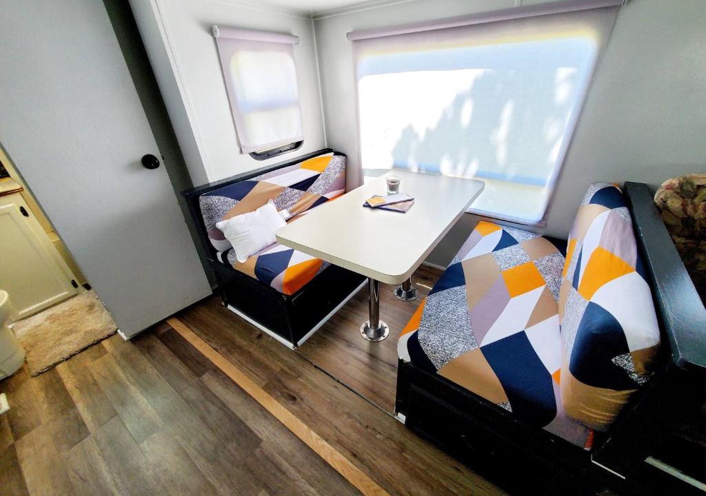 Dover House | Wildwood Camper De Sleeps 6-7,