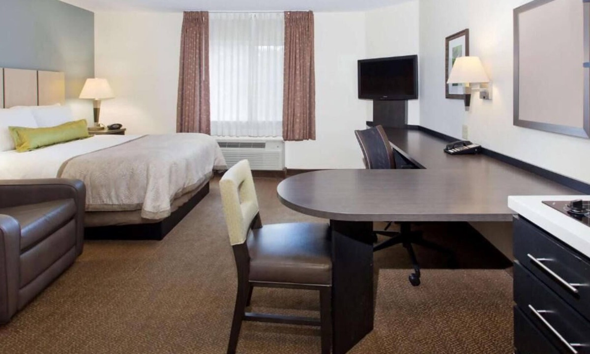 Somerset House | Your Home Away From Home! 3 Relaxing units w/ Kitchen. Near Billy Bob's Texas