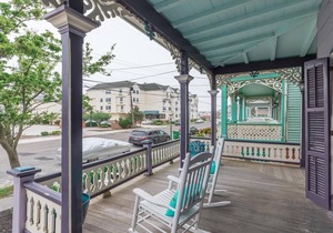 1 Block from Cape May Beach & walking distance to center of town- 3rd Floor Unit