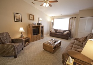 1240 A Vermont Ave! 2 BR/1.5 BA Sleeps 4