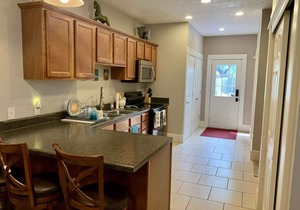 1900s Victorian In Historic Fountain Square. Discounts for Long Term Rentals!